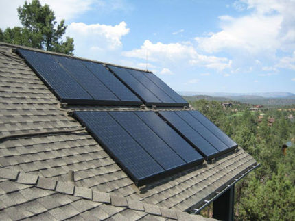 Солнечная батарея на крыше дома