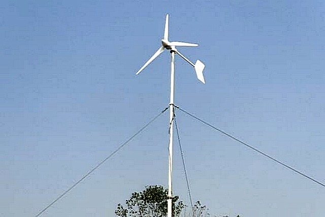 Мощности ветрогенератора в 1 кВт, при которой он вообще с точки зрения закона рассматривается как бытовой прибор, порой бывает вполне достаточно для полного обеспечения небольшого загородного домика.